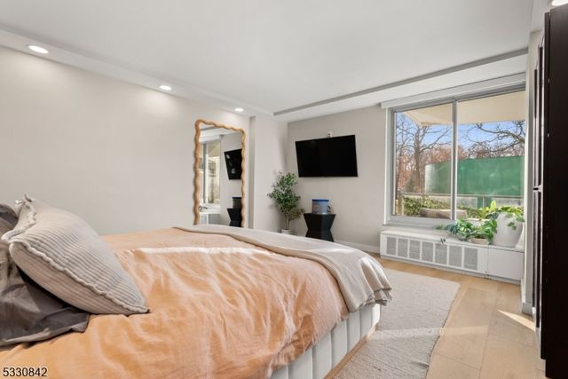 1 Claridge Dr 111, Verona Twp., NJ 07044