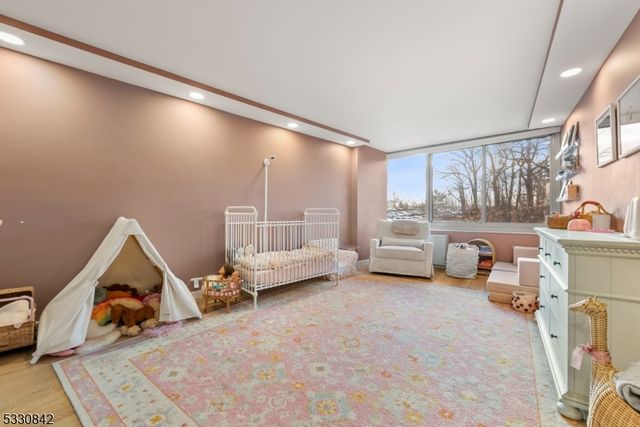 1 Claridge Dr 111, Verona Twp., NJ 07044