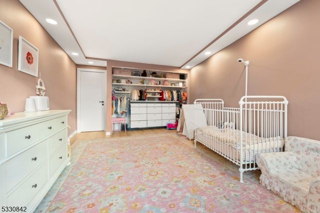 1 Claridge Dr 111, Verona Twp., NJ 07044