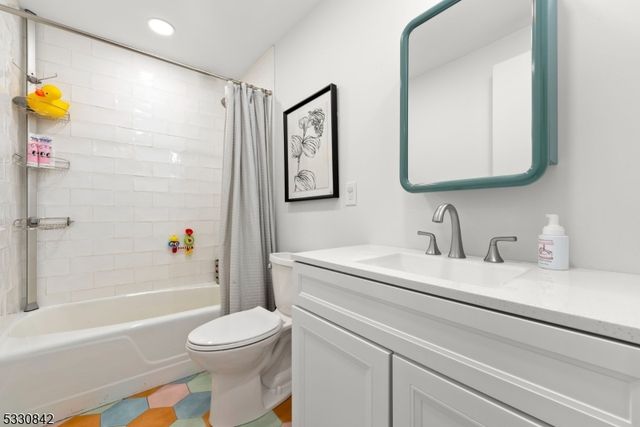 1 Claridge Dr 111, Verona Twp., NJ 07044