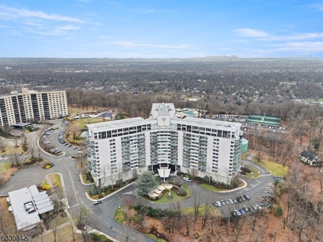 1 Claridge Dr 111, Verona Twp., NJ 07044
