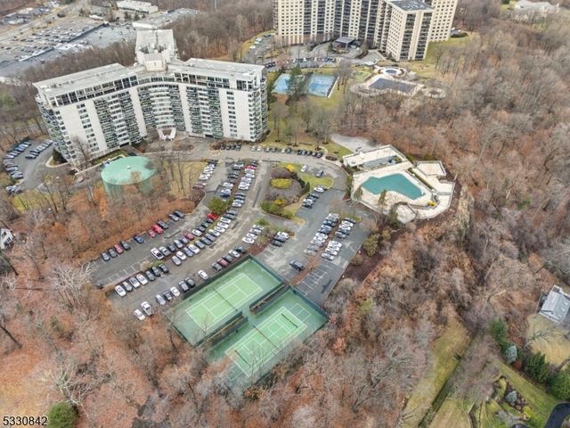 1 Claridge Dr 111, Verona Twp., NJ 07044