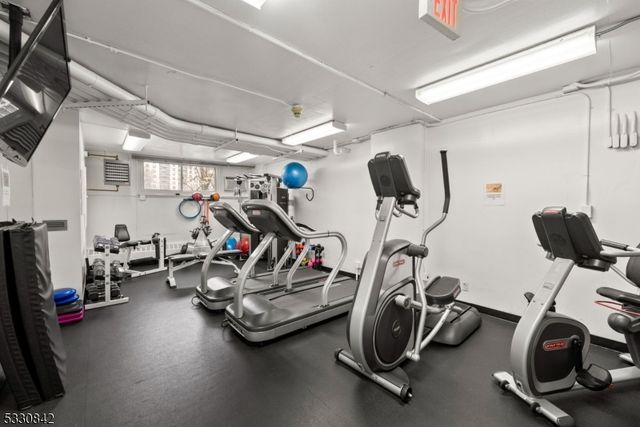 1 Claridge Dr 111, Verona Twp., NJ 07044