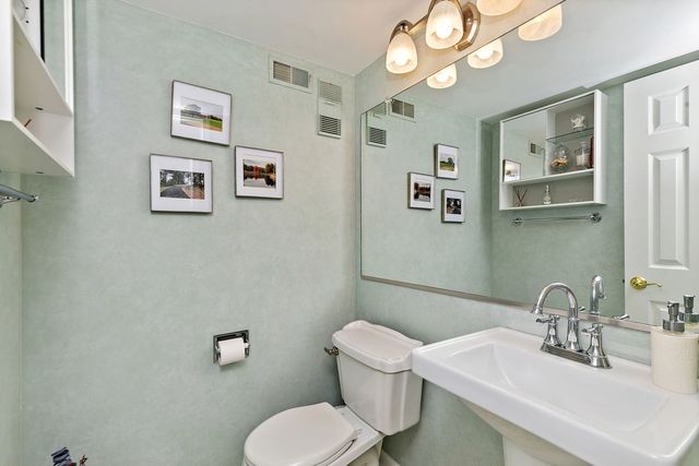 260 Timber Ridge Lane A, Lake Barrington, IL 60010