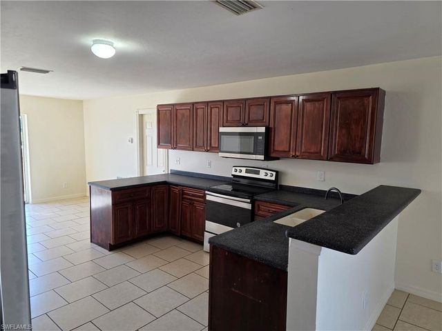 5010 Dolphin CT, Labelle, FL 33935