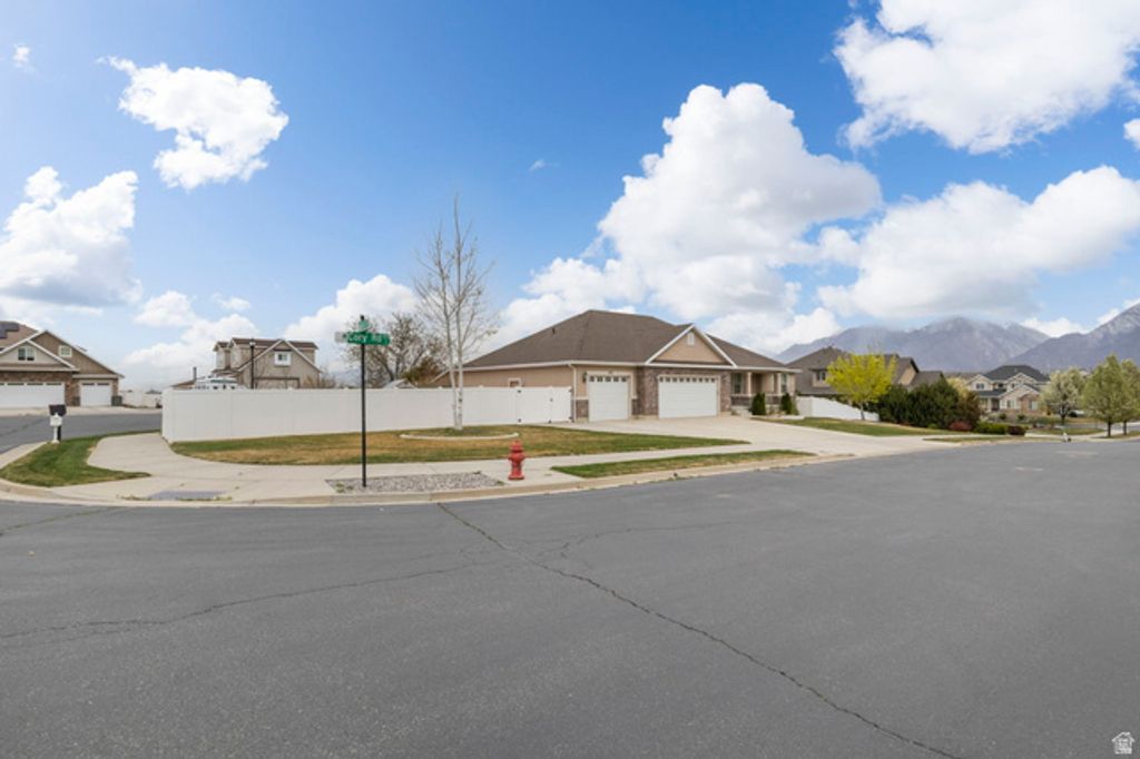 Image 4 of property listing at 678 W CORY RD, South Jordan, UT 84095