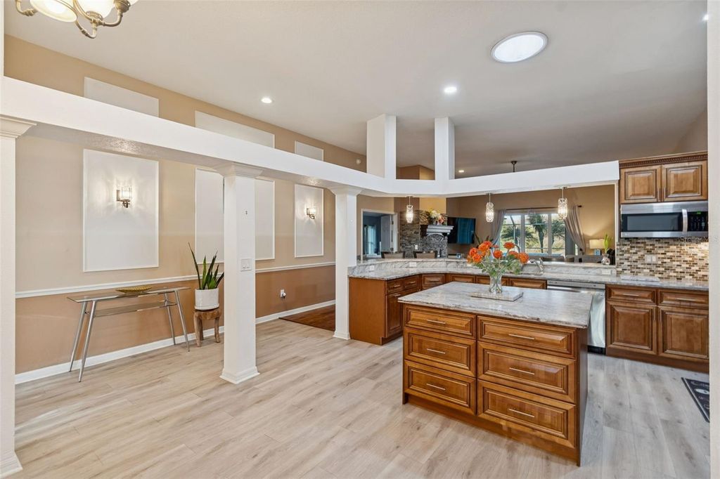 Image 15 of property listing at 10022 OXFORD CHAPEL DRIVE, Tampa, FL 33647