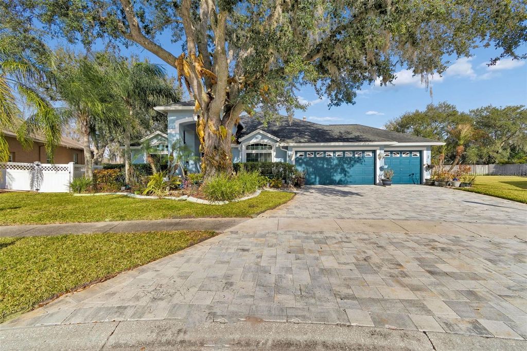 Image 3 of property listing at 10022 OXFORD CHAPEL DRIVE, Tampa, FL 33647