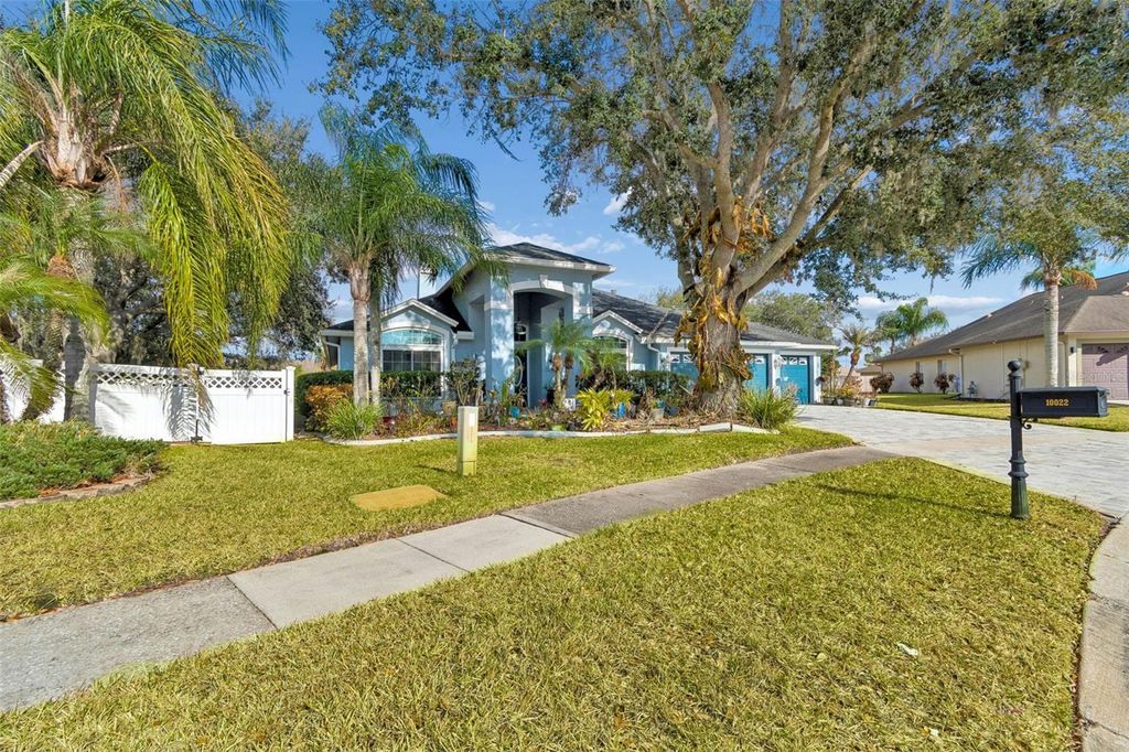 Image 4 of property listing at 10022 OXFORD CHAPEL DRIVE, Tampa, FL 33647