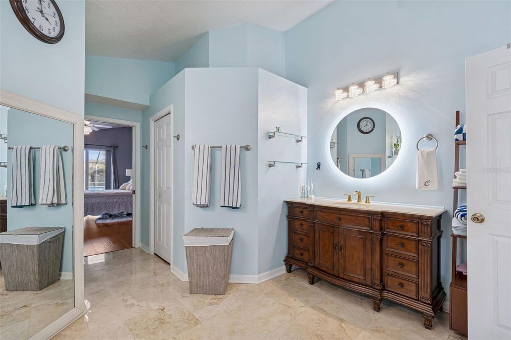 Image 39 of property listing at 10022 OXFORD CHAPEL DRIVE, Tampa, FL 33647