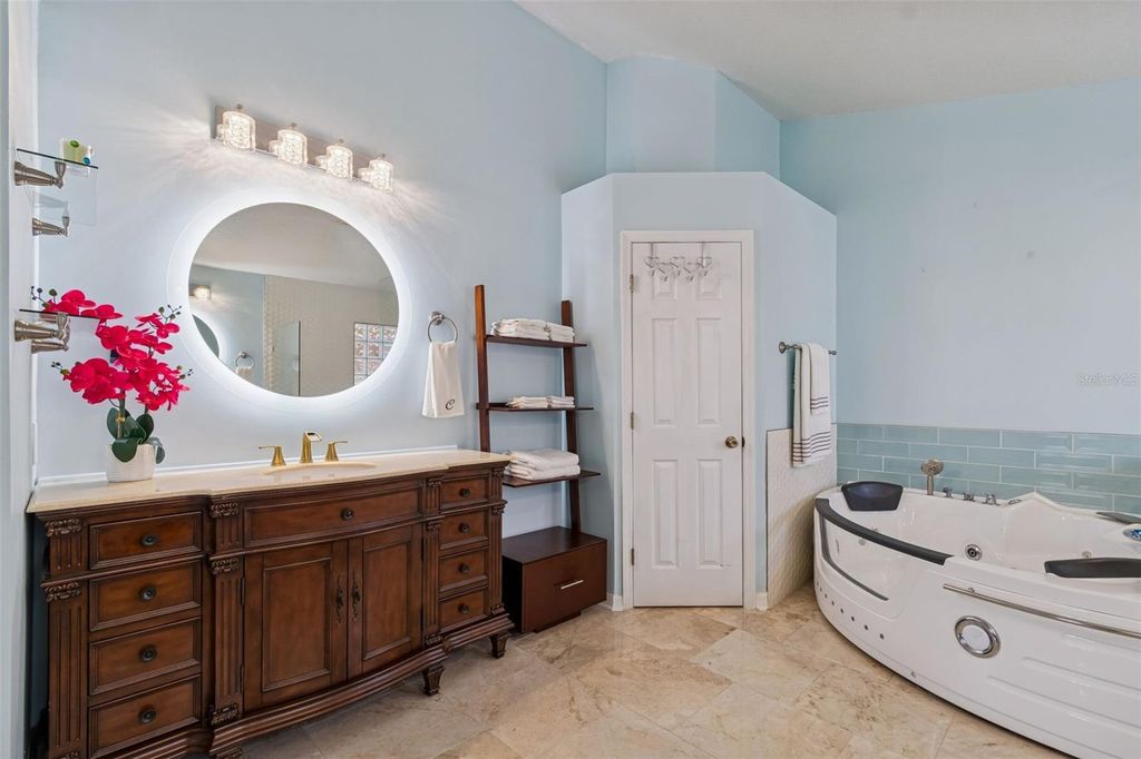 Image 46 of property listing at 10022 OXFORD CHAPEL DRIVE, Tampa, FL 33647