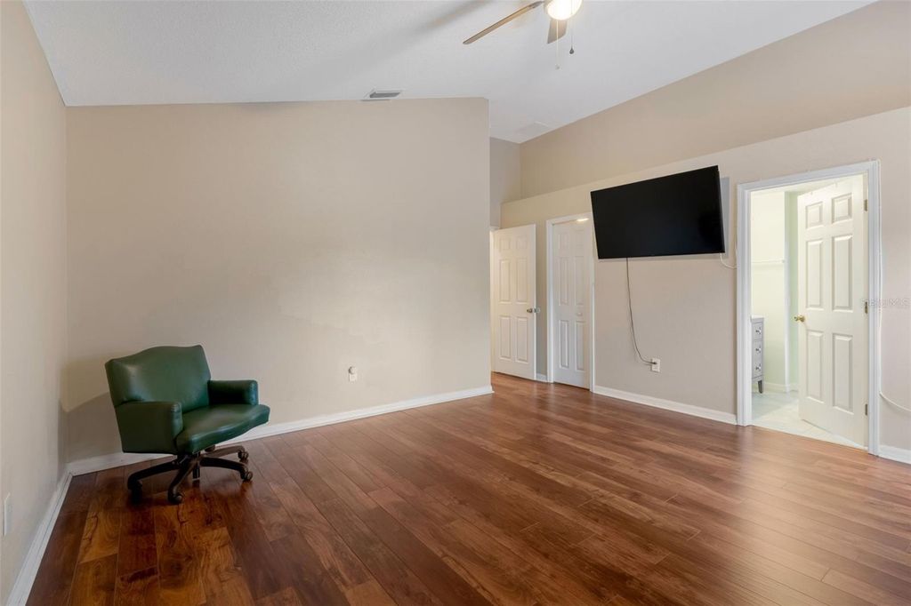 Image 60 of property listing at 10022 OXFORD CHAPEL DRIVE, Tampa, FL 33647