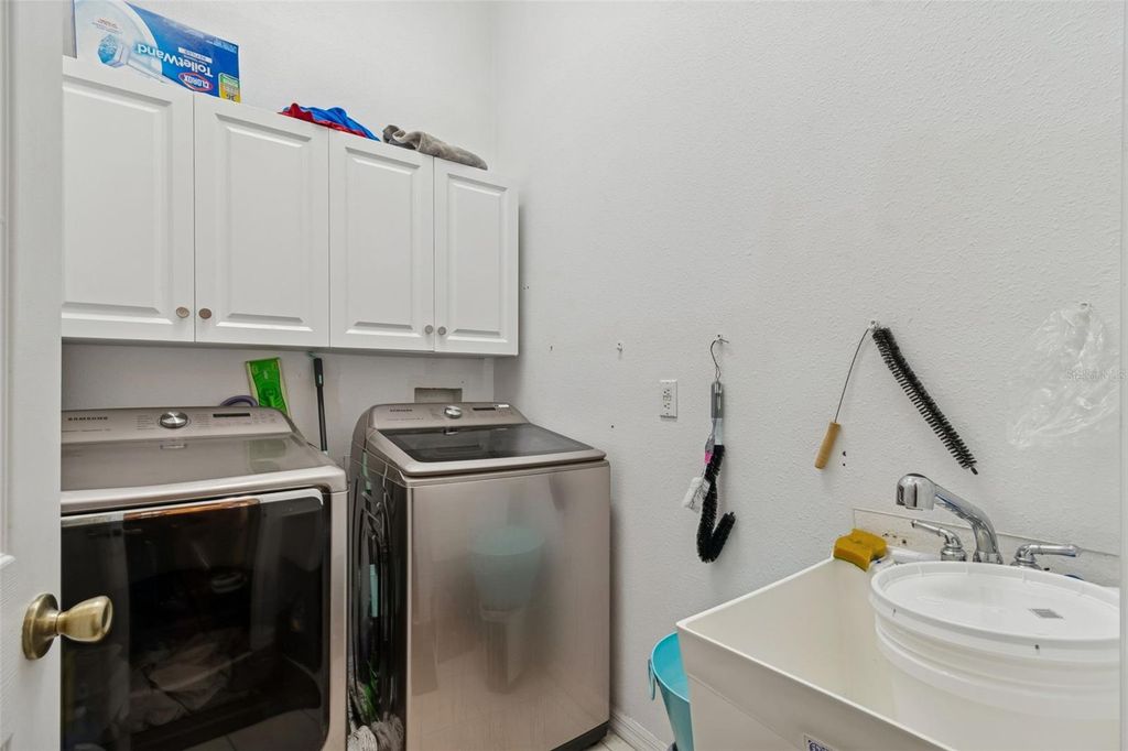 Image 65 of property listing at 10022 OXFORD CHAPEL DRIVE, Tampa, FL 33647