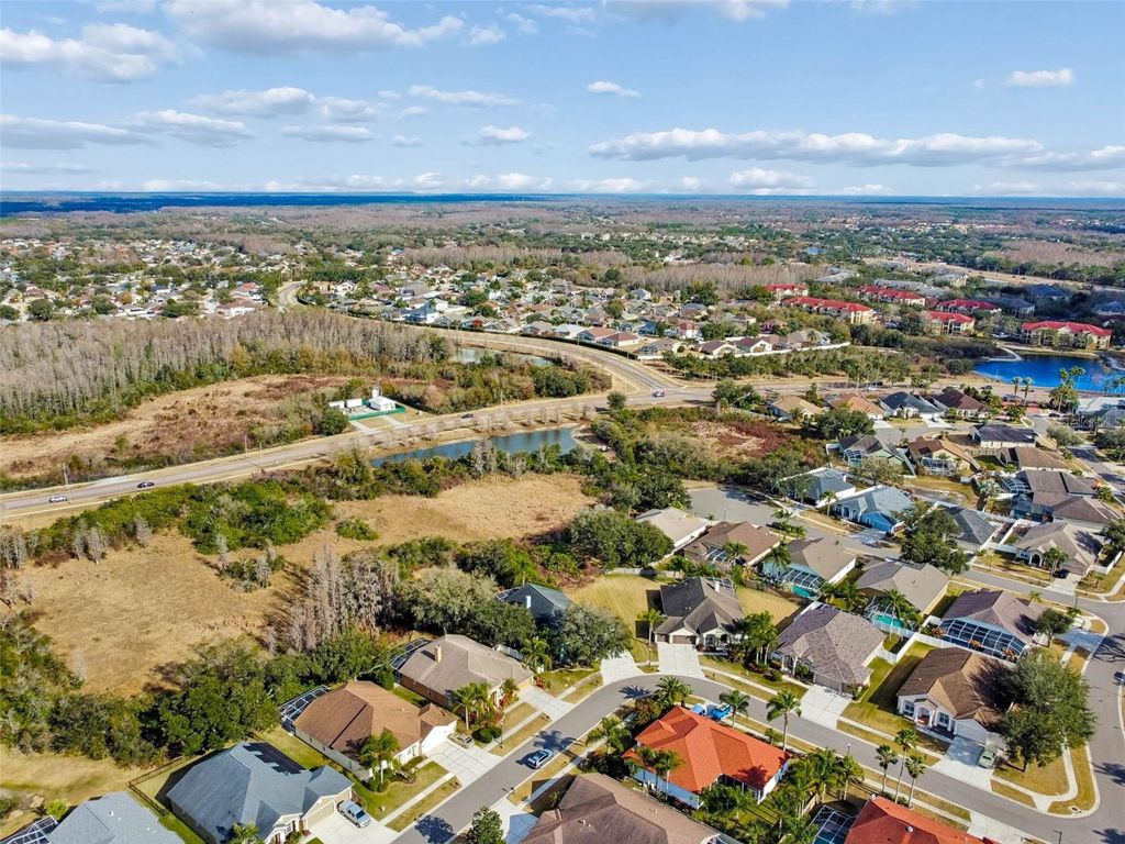 Image 82 of property listing at 10022 OXFORD CHAPEL DRIVE, Tampa, FL 33647