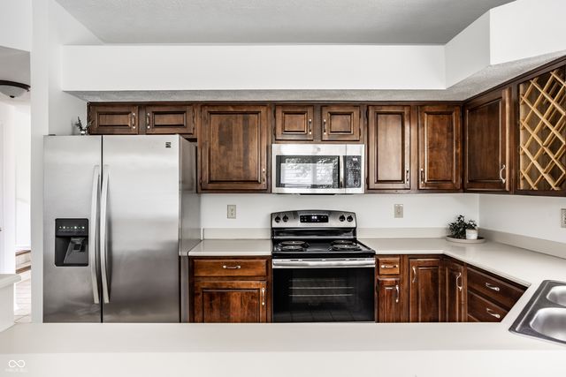 7570 Pinesprings West Drive, Indianapolis, IN 46256