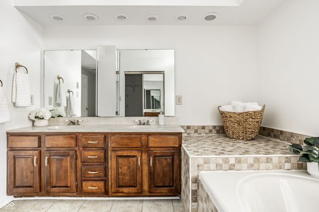 7570 Pinesprings West Drive, Indianapolis, IN 46256