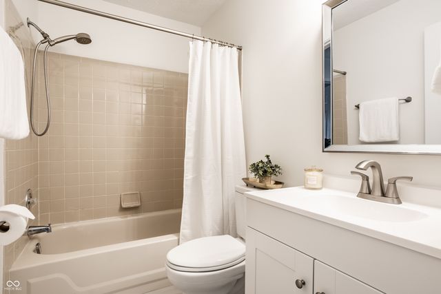 7570 Pinesprings West Drive, Indianapolis, IN 46256