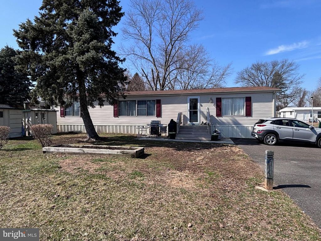 7513 HARPER DR, Morrisville, PA 19067