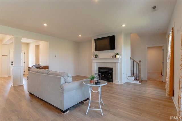 5526 Abbe Wood Drive, Newburgh, IN 47630