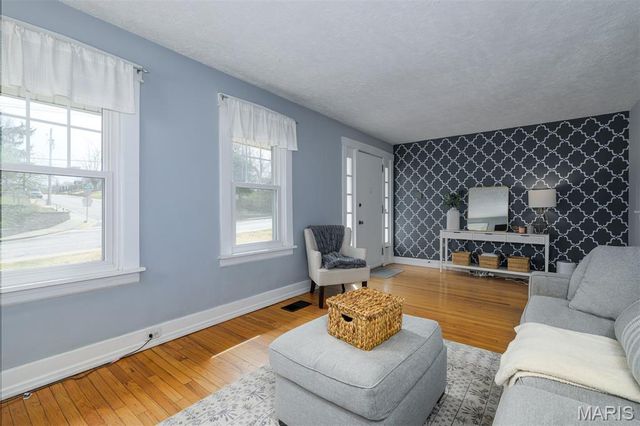 617 N Rock Hill Road, St Louis, MO 63119