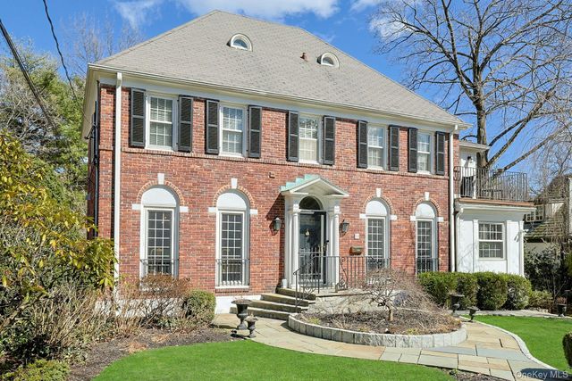 81 Oxford Road, New Rochelle, NY 10804