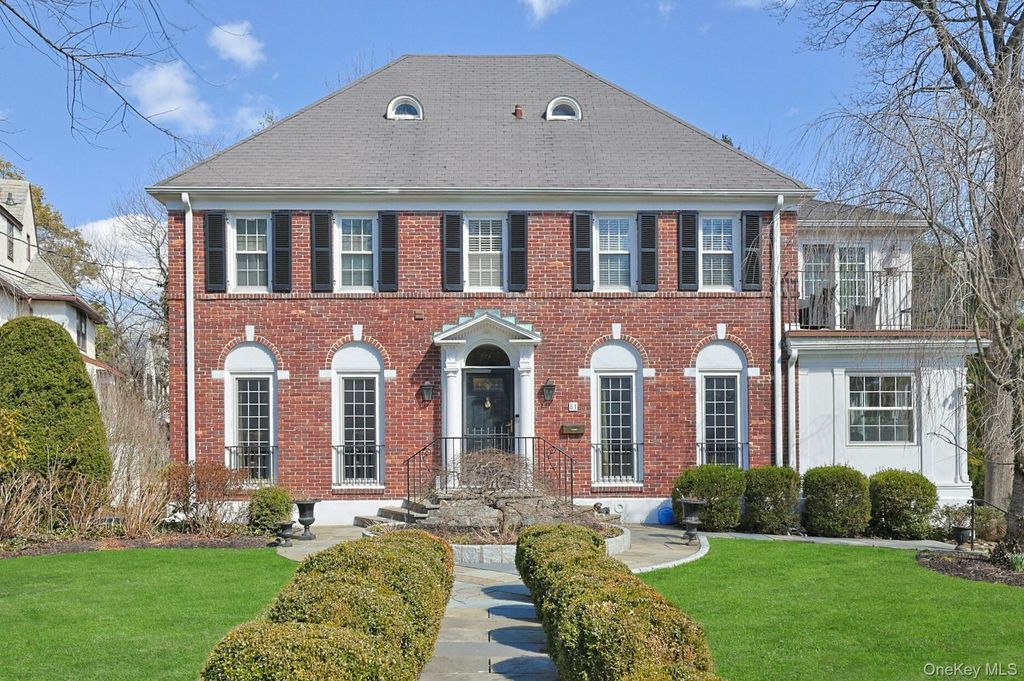 81 Oxford Road, New Rochelle, NY 10804