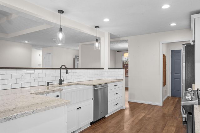 2400 S 15th Avenue, Ozark, MO 65721