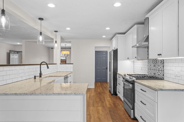 2400 S 15th Avenue, Ozark, MO 65721