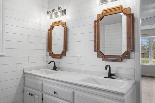 2400 S 15th Avenue, Ozark, MO 65721