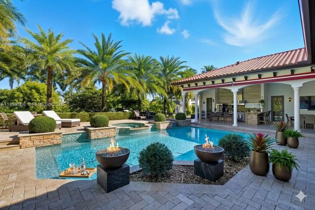 10181 NW 131st St, Hialeah Gardens, FL 33018