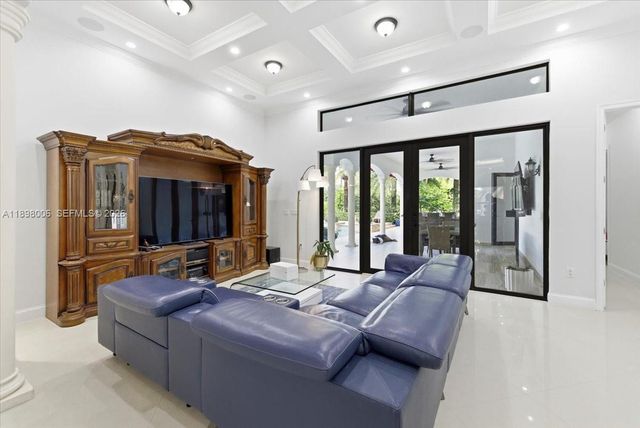 10181 NW 131st St, Hialeah Gardens, FL 33018