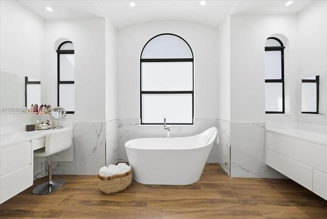 10181 NW 131st St, Hialeah Gardens, FL 33018