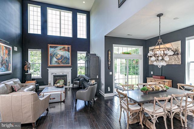 40 INVERNESS DR, Kendall Park, NJ 08824