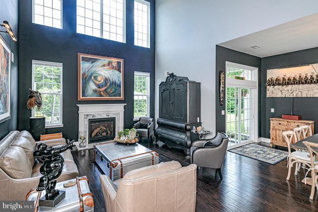 40 INVERNESS DR, Kendall Park, NJ 08824