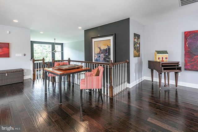 40 INVERNESS DR, Kendall Park, NJ 08824