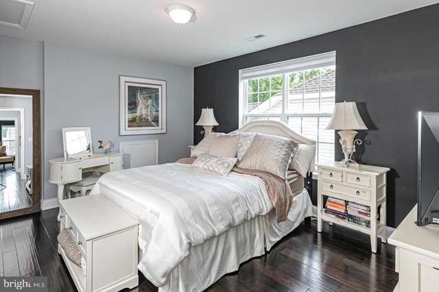 40 INVERNESS DR, Kendall Park, NJ 08824