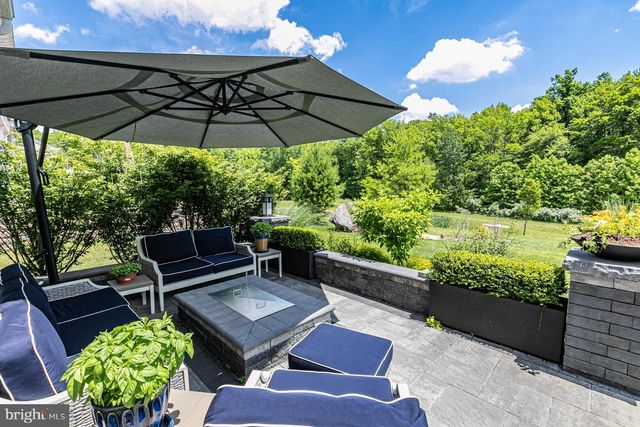 40 INVERNESS DR, Kendall Park, NJ 08824