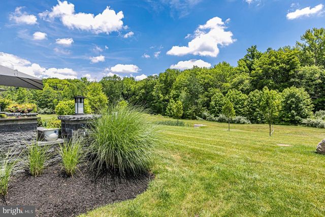 40 INVERNESS DR, Kendall Park, NJ 08824