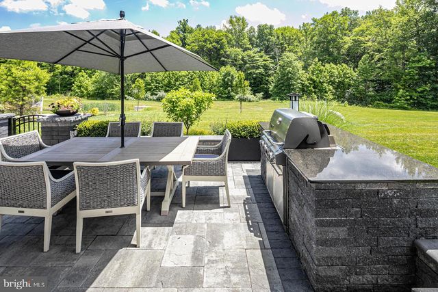 40 INVERNESS DR, Kendall Park, NJ 08824