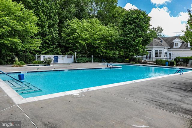 40 INVERNESS DR, Kendall Park, NJ 08824