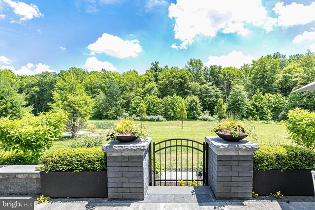 40 INVERNESS DR, Kendall Park, NJ 08824