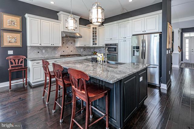 40 INVERNESS DR, Kendall Park, NJ 08824