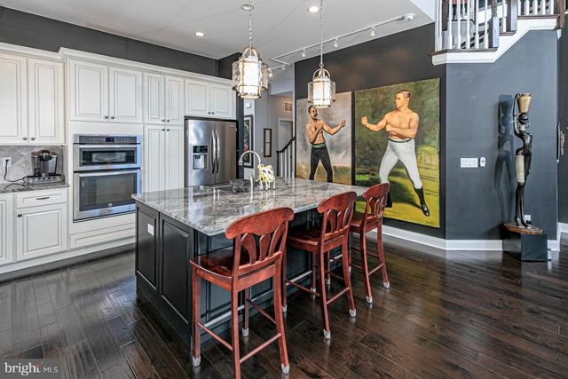 40 INVERNESS DR, Kendall Park, NJ 08824