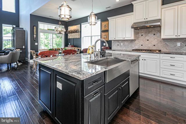 40 INVERNESS DR, Kendall Park, NJ 08824