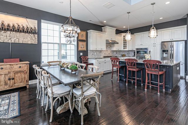 40 INVERNESS DR, Kendall Park, NJ 08824