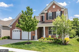 40 INVERNESS DR, Kendall Park, NJ 08824