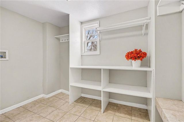 2900 E RED BRIDGE Road, Kansas City, MO 64137