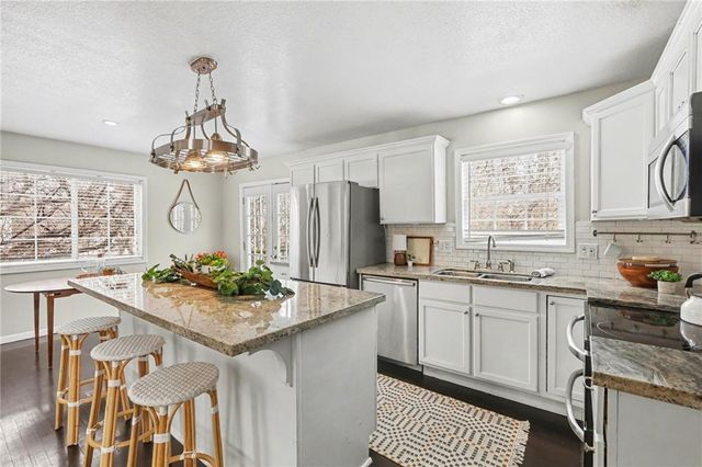 2900 E RED BRIDGE Road, Kansas City, MO 64137