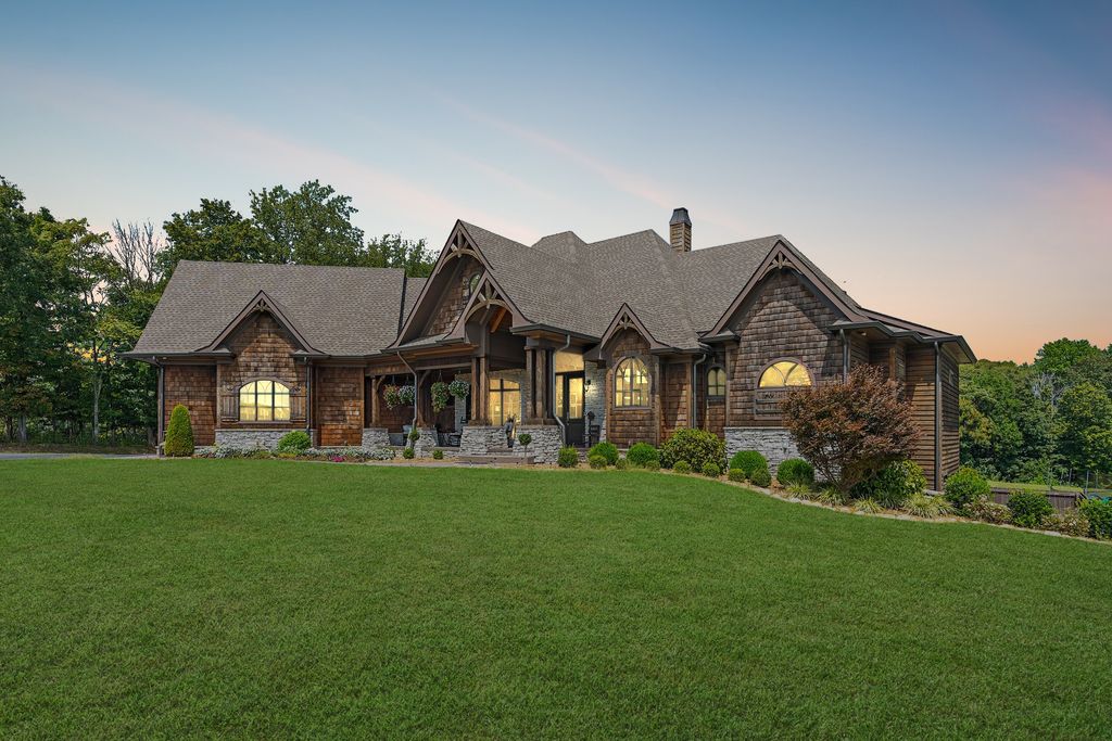 6704 Highway 52, W, Lafayette, TN 37083