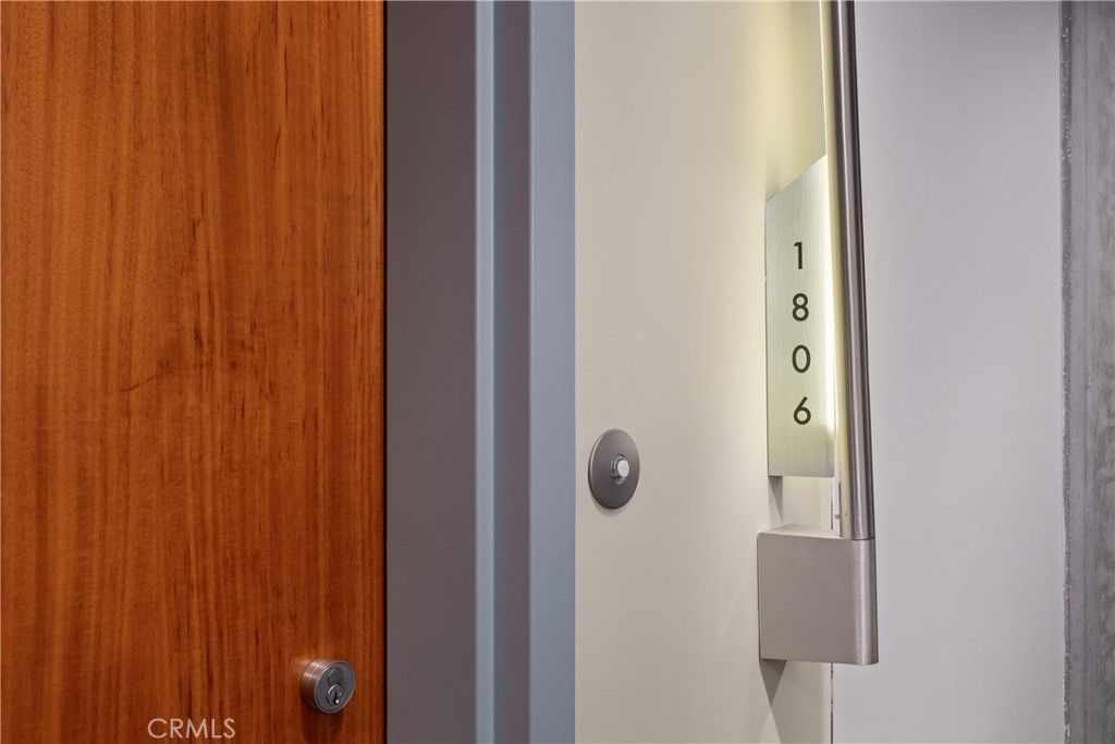 Image 3 of property listing at 800 The Mark Lane 1806, San Diego, CA 92101